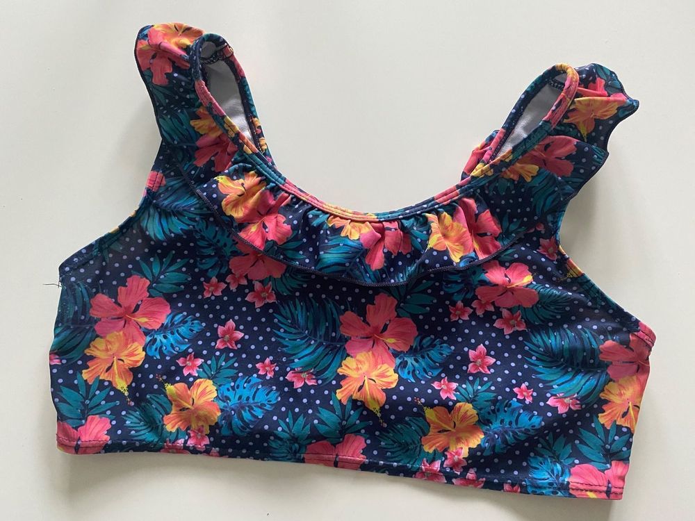 Mädchen Bikini Oberteil 146 mit Blümchen Gebraucht in Neukirch Egnach