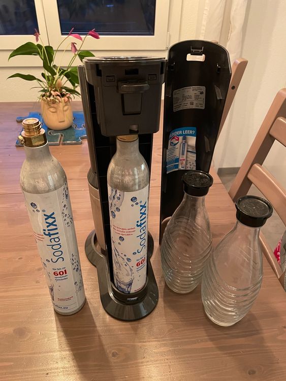 Sodastream Mit 2 Co2 Zylinder 2 Glasflaschen Kaufen Auf Ricardo