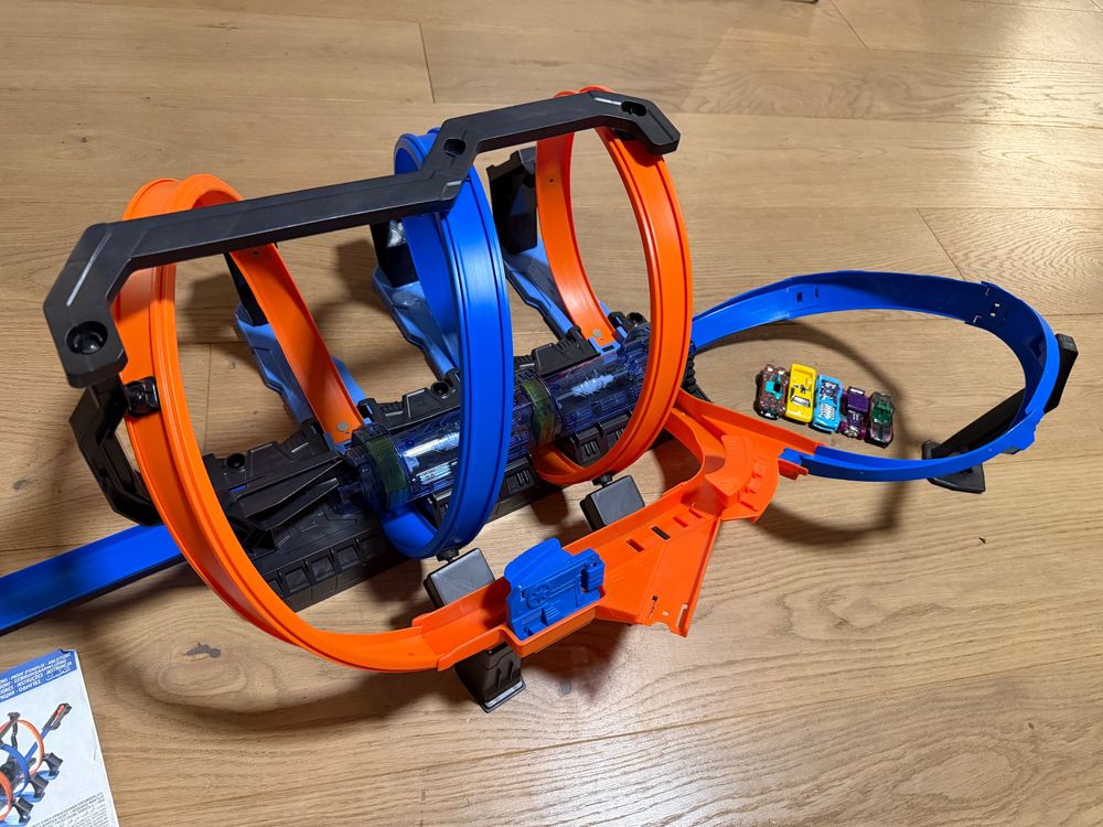 Hot Wheels Looping Bahn Korkenzieher Mit 5 Autos Gebraucht In