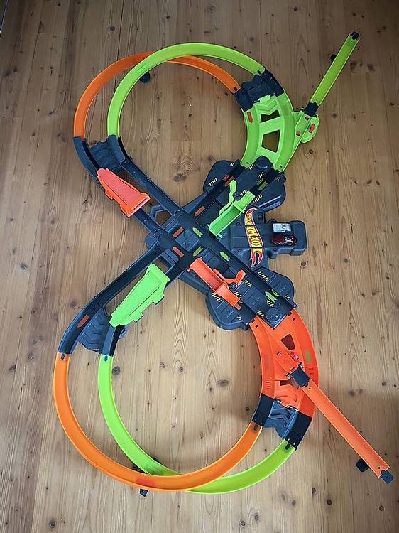 Hot Wheel Bahn mit Antrieb Gebraucht in Erlenbach ZH für CHF nur