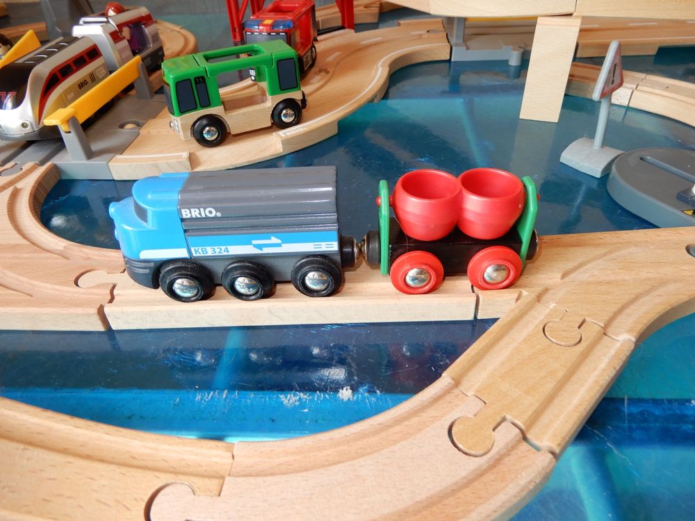 Brio Strassen Und Schienen Bahn E Lok Set Mit Tasche Kaufen Auf Ricardo