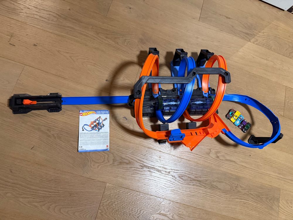 Hot Wheels Looping Bahn Korkenzieher Mit 5 Autos Gebraucht In