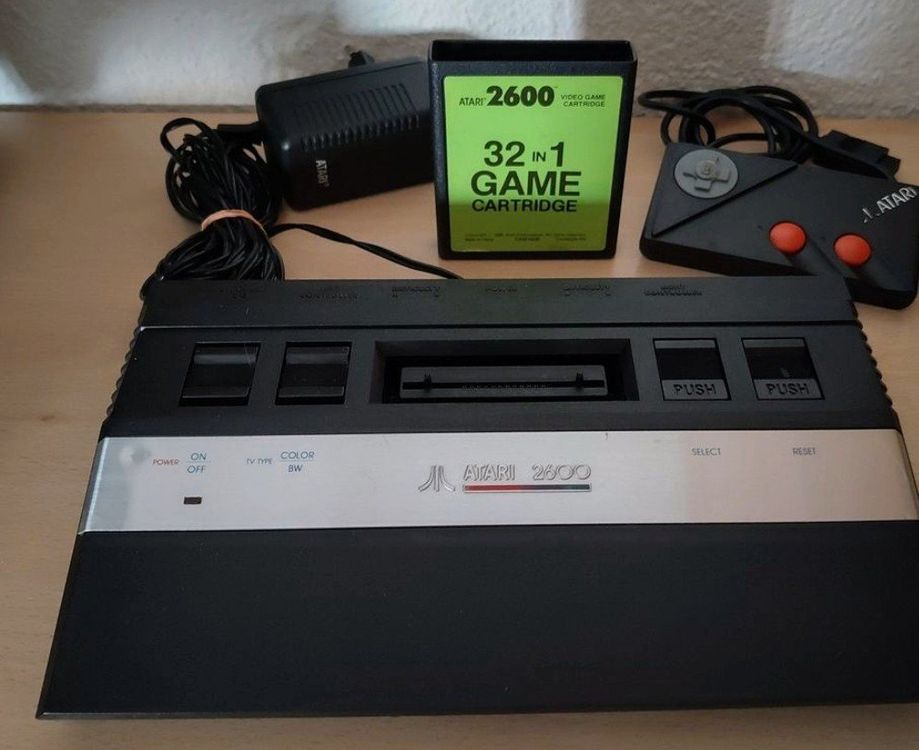 Atari 2600 Spielkonsole mit Zubehör Kaufen auf Ricardo