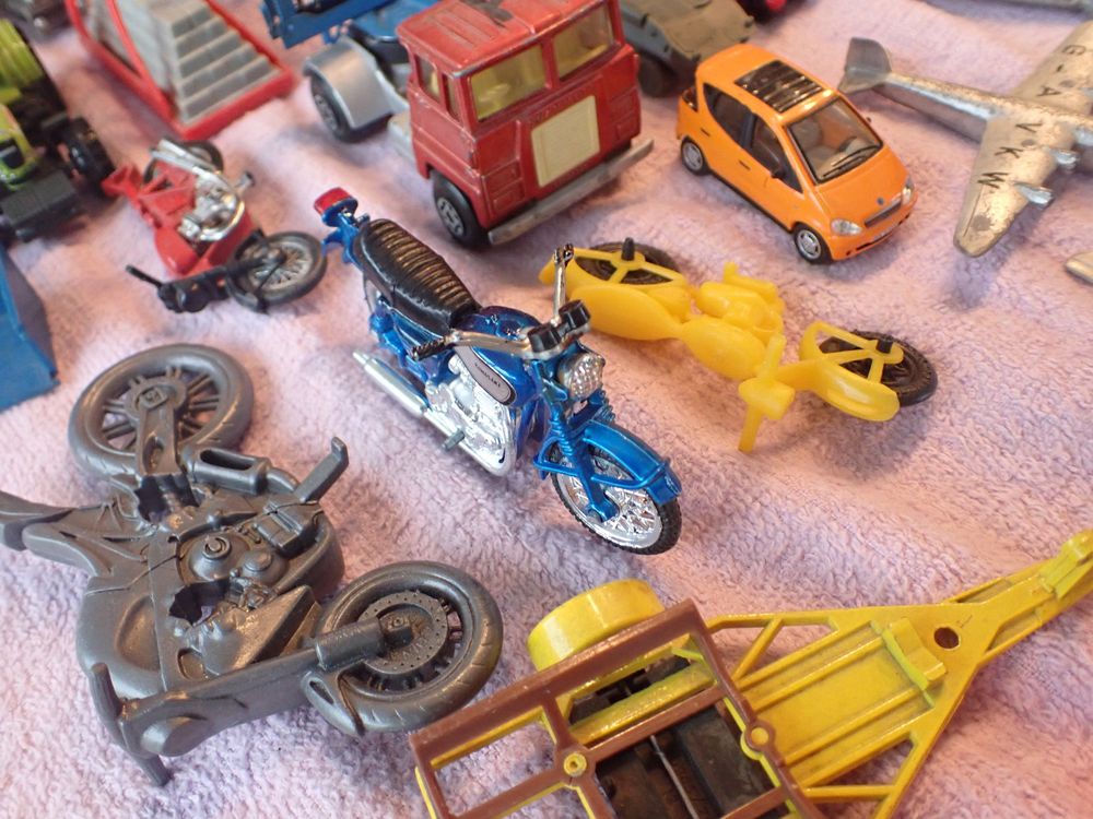 Sehr Viele Alte Spielzeug Auto Matchbox Mattel Dinky Mehr Kaufen