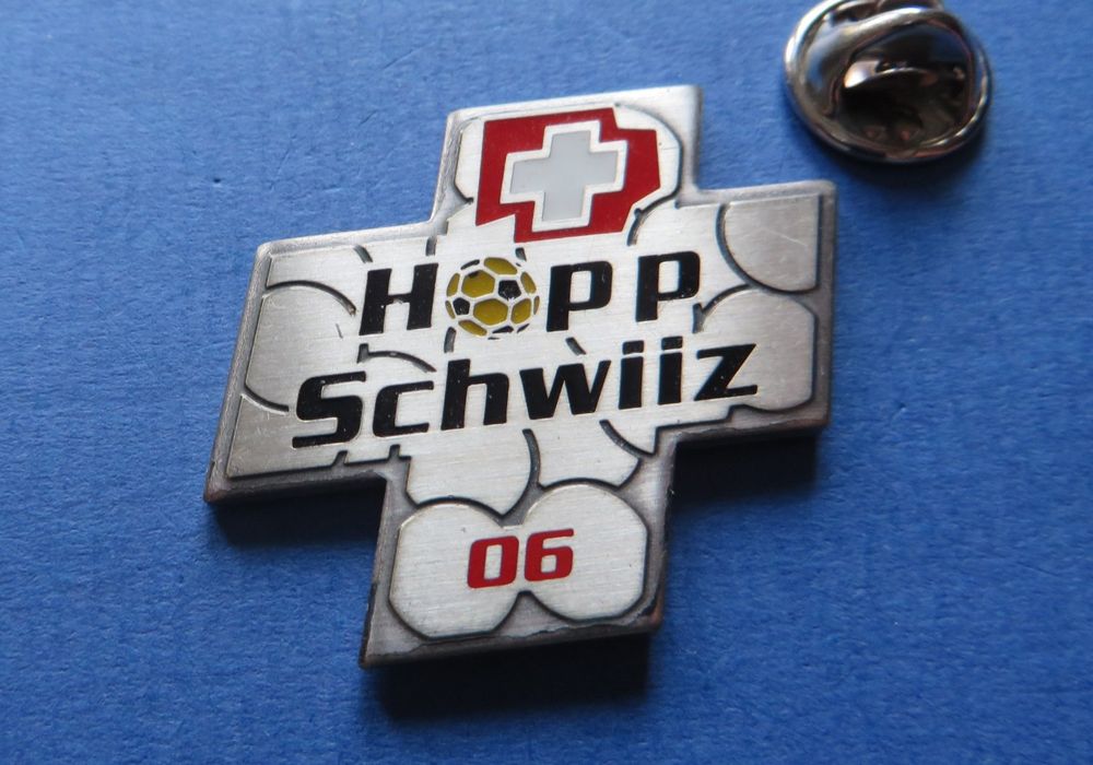 PIN PIN S HOPP SCHWIIZ 06 FUSSBALL NATI SCHWEIZ FLAGGE KREUZ Kaufen