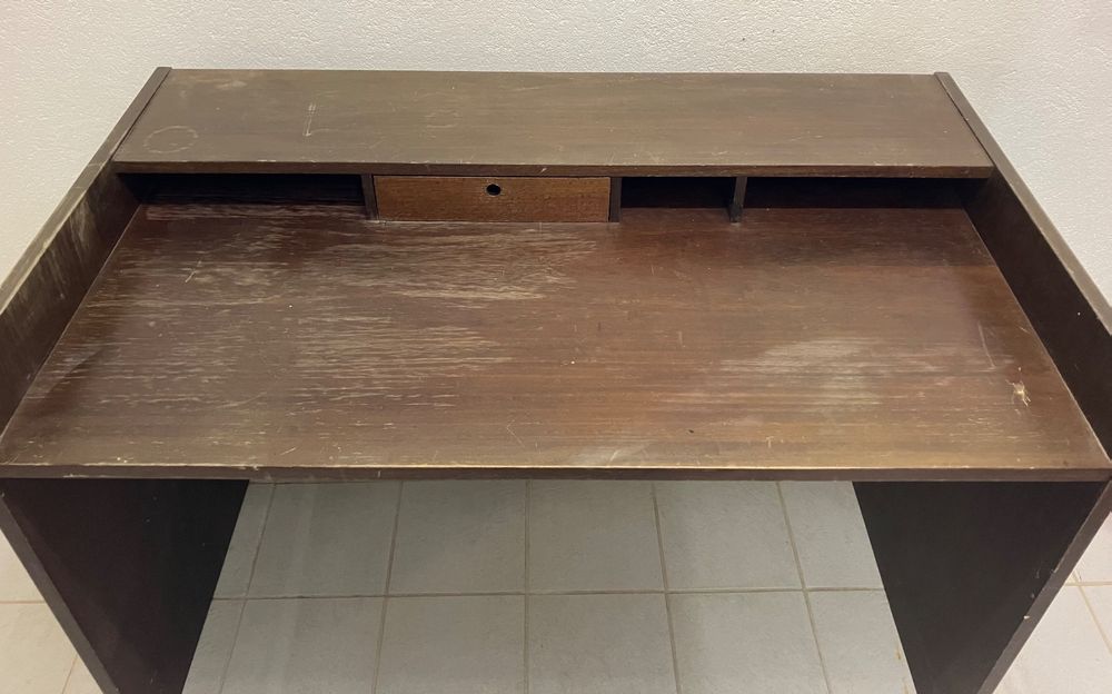 Grosser Schreibtisch In Massiver Bauweise Aus Dunklem Holz Kaufen Auf