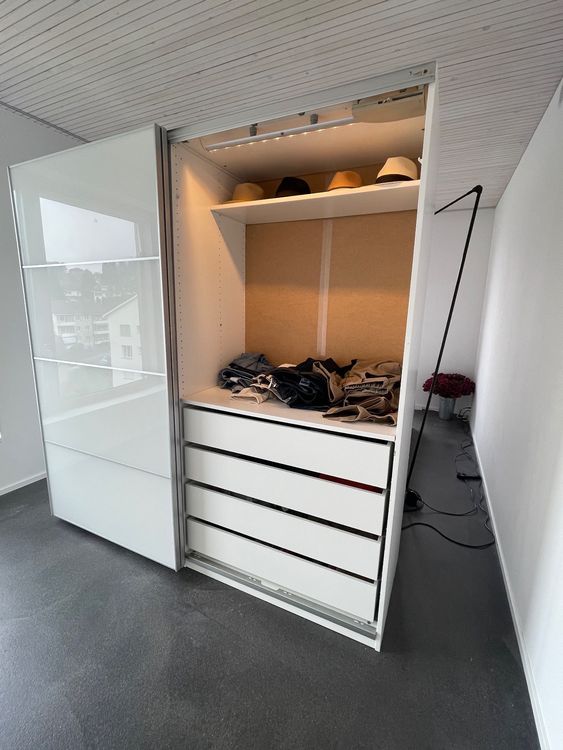 Ikea Pax Schrank mit Schiebetür ein Spiegel weiss Kaufen auf Ricardo