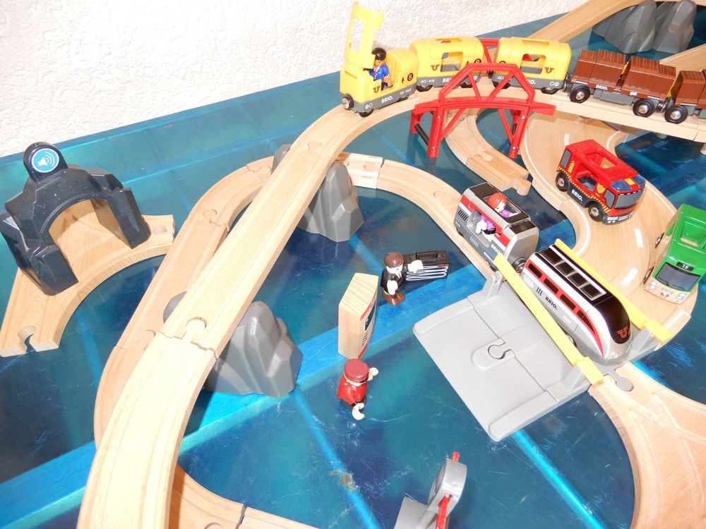 Brio Strassen Und Schienen Bahn E Lok Set Mit Tasche Kaufen Auf Ricardo