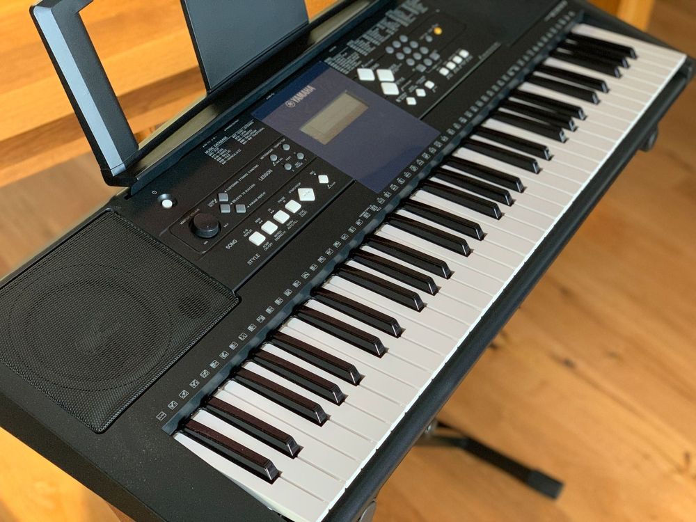 Yamaha Keyboard PSR E333 inkl Ständer Kaufen auf Ricardo