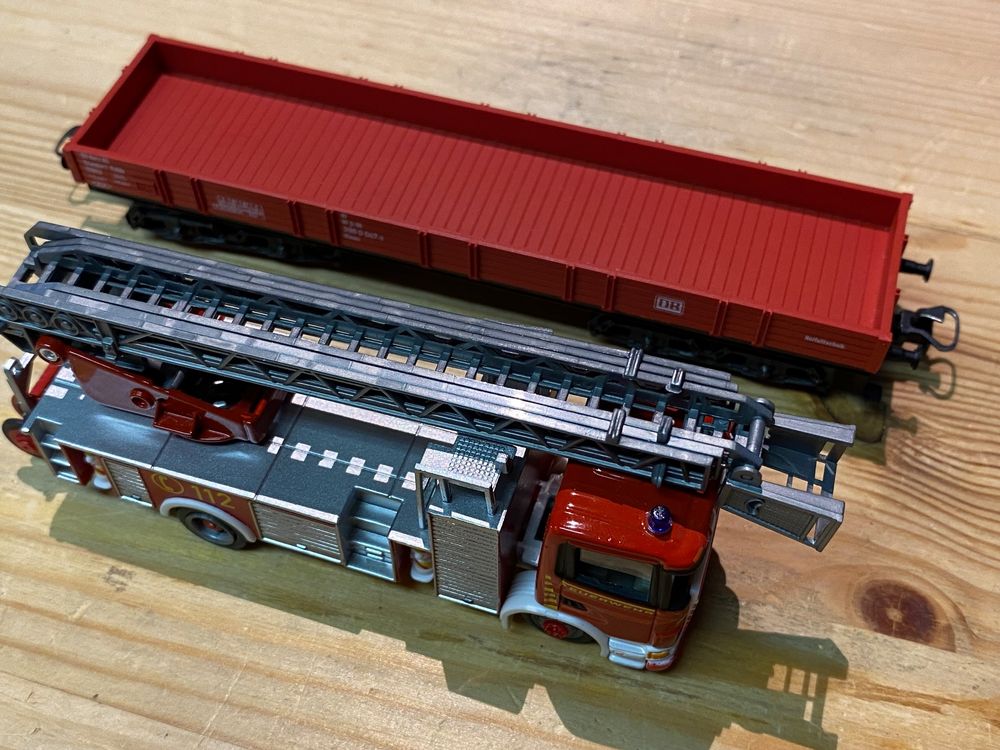 Märklin 4 achsiger Güterwagen mit Feuerwehrauto TOP Zustand Kaufen