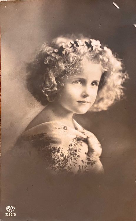 1917 Antike Foto AK Kind Mädchen mit Blumenkranz England Kaufen