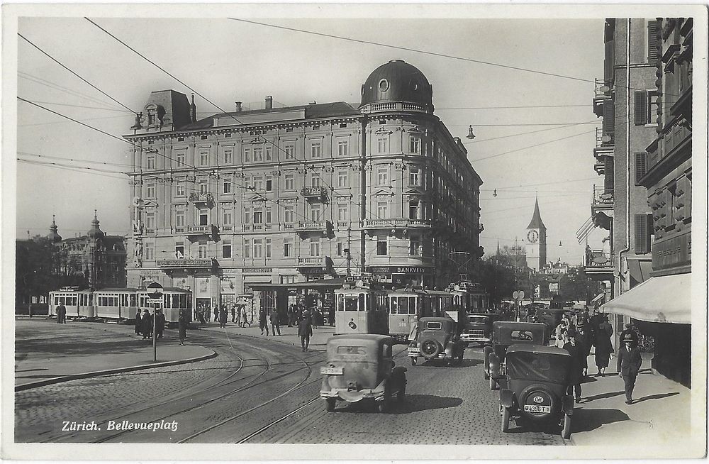 Zürich Bellevueplatz mit Oldtimern Trams u Passanten Kaufen auf