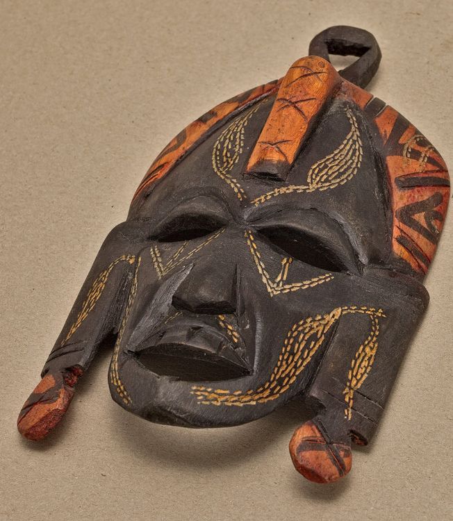 Afrikanische Hand Geschnitzte Hand Bemalte Maske Aus Holz Kaufen