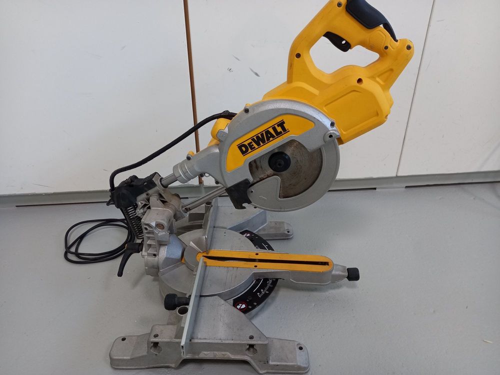 DEWALT DWS777 QS Kappsäge Acheter sur Ricardo