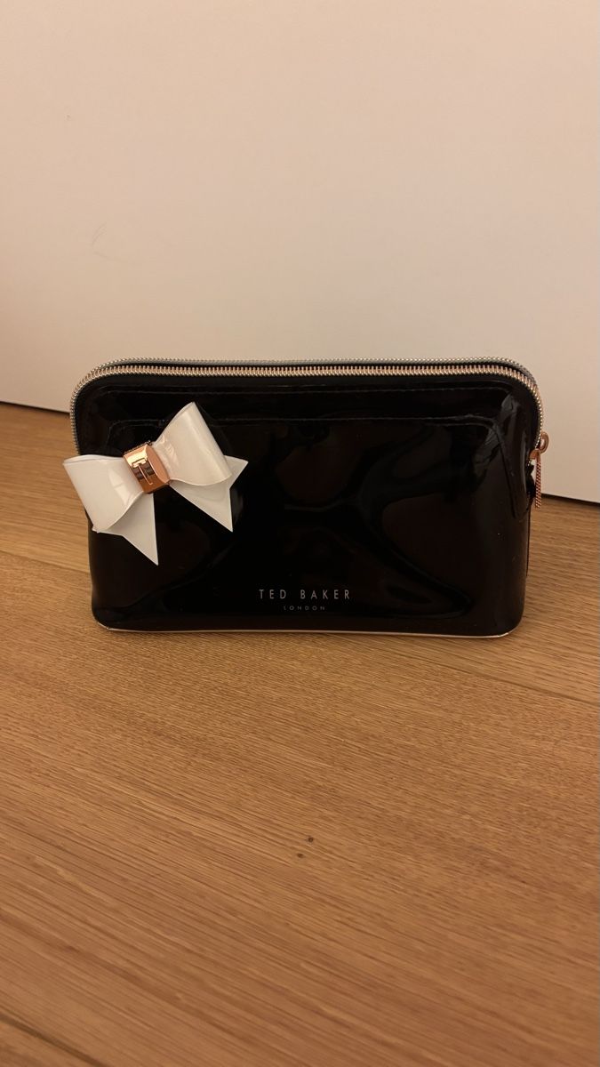 Custodie per cosmetici: Ted Baker Kosmetiktasche Lack Optik mit Schleife, Schwar – Usato da Wattwil venduto da take.that 1
