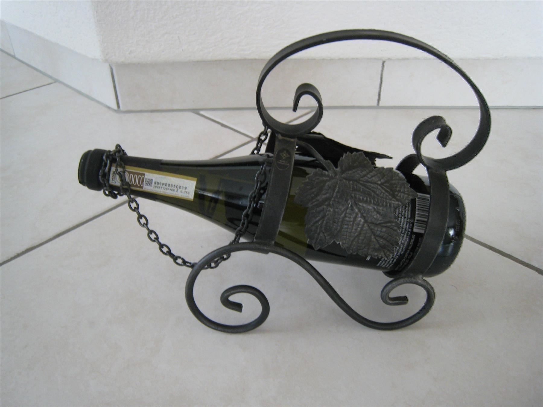 Bottiglie: ***** Porte bouteille ancien en fer forgé – Usato da Villaz-St-Pierre venduto da Ubid