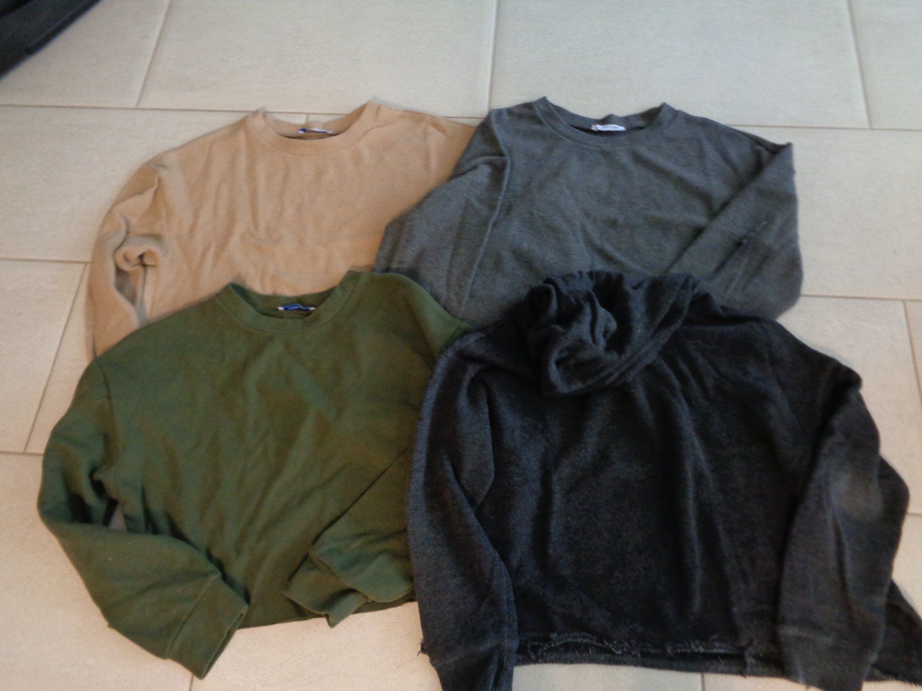 Zara Lotti di vestiti: KLEIDER PAKET 4xPULLOVER ZARA GR.S UND GR.M – Usato da Rotkreuz venduto da Samballi