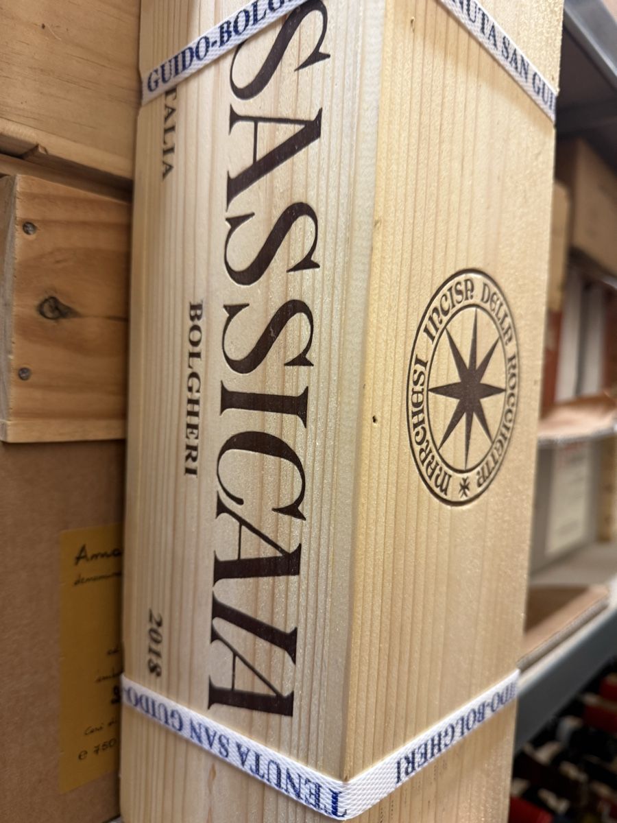 Sassicaia Vino: Sassicaia Magnum 2018 – Nuovo e nell'imballaggio originale da Troinex venduto da Airain 1