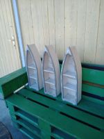 Bateau décoratif en bois, objet d'artisanat.