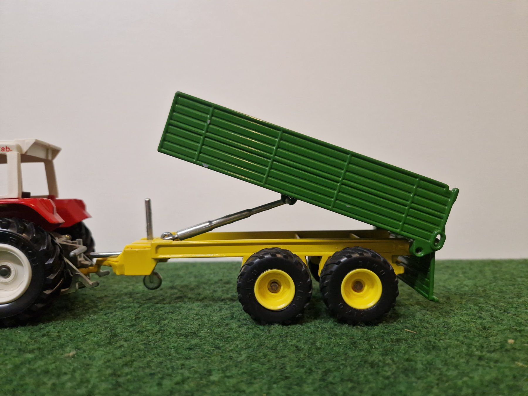 Siku Spielzeuge: Steyr 9094 Traktor von Siku mit Anhänger 1:32 – Gebraucht aus Thun von ZweifelChipss 3
