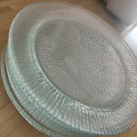 6 assiettes de 33cm de diam. transparentes. 