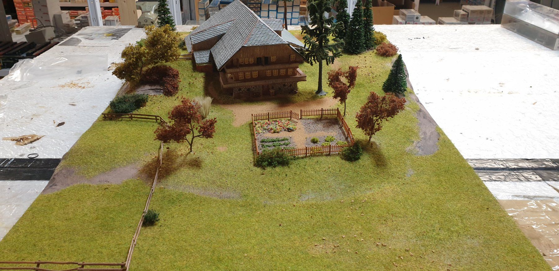 Faller Modellini di ferrovie: Diorama mit H0 Bauernhof Sahlenweidli – Usato da Geroldswil venduto da TopTrain54