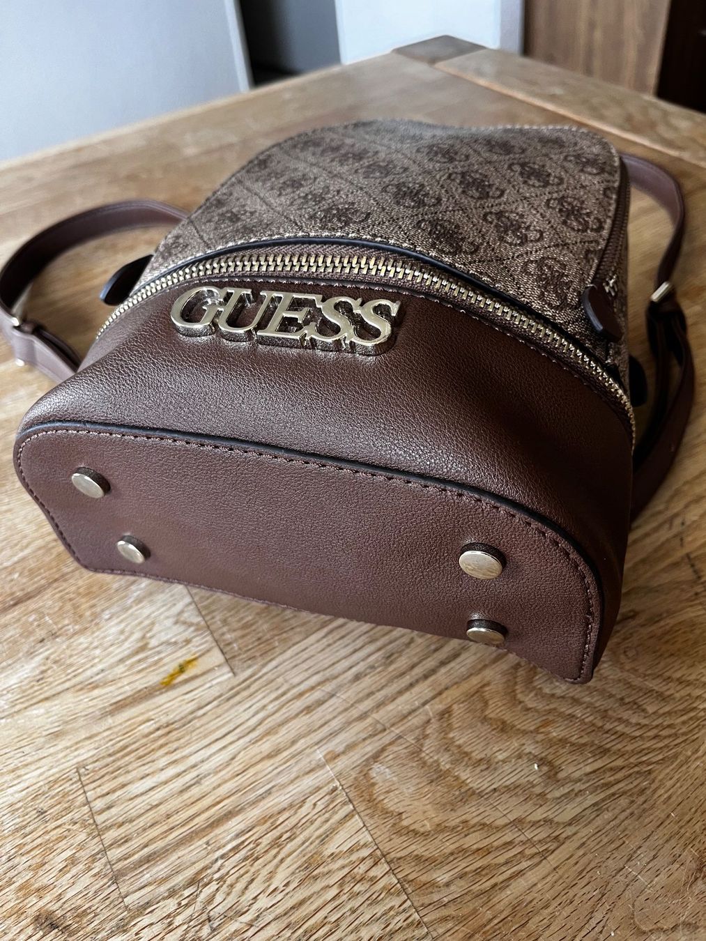 Guess Zaini: Guess Rucksack mit passender Guess Kappe_alles original_Top – Usato da Zürich venduto da Sammler777 2
