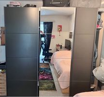 Kleiderschrank mit Spiegeltüren grau 3 Türen guter Zustand