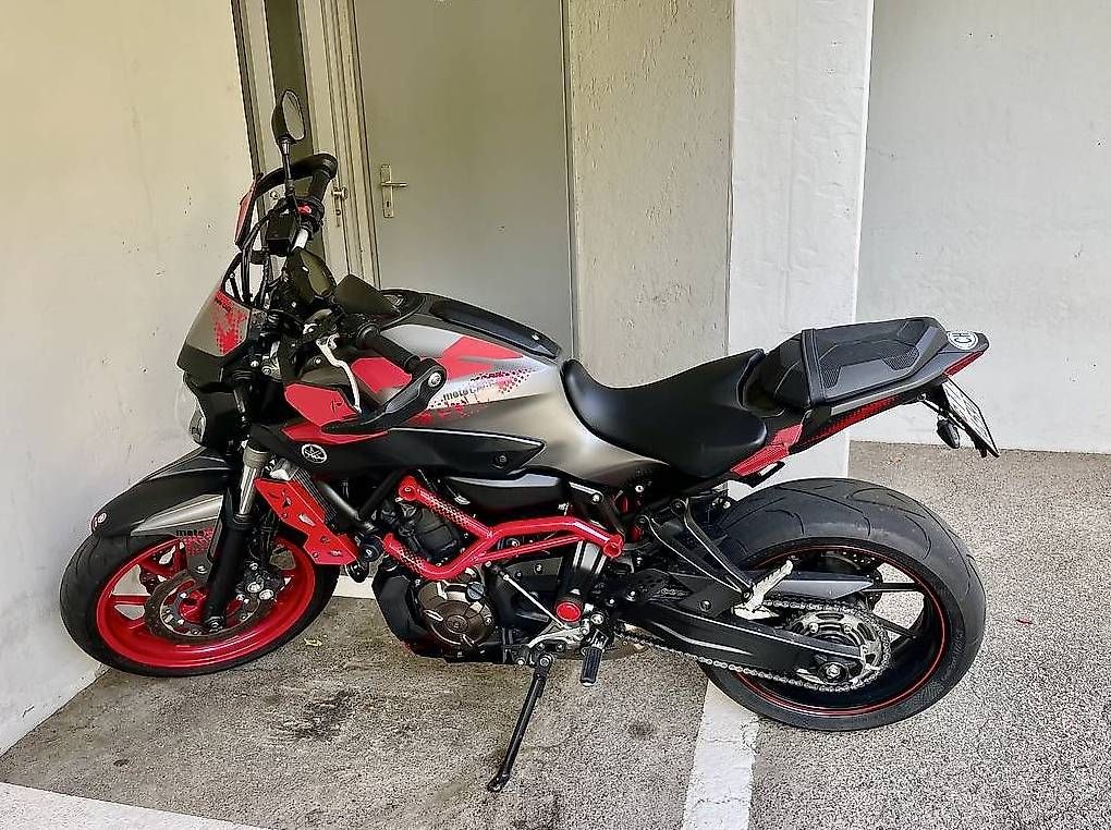 Yamaha Strada: Yamaha MT-07 ABS Moto Cage – 6’500 km – Akrapovič – Usato da Giubiasco venduto da jul_5c5b 2