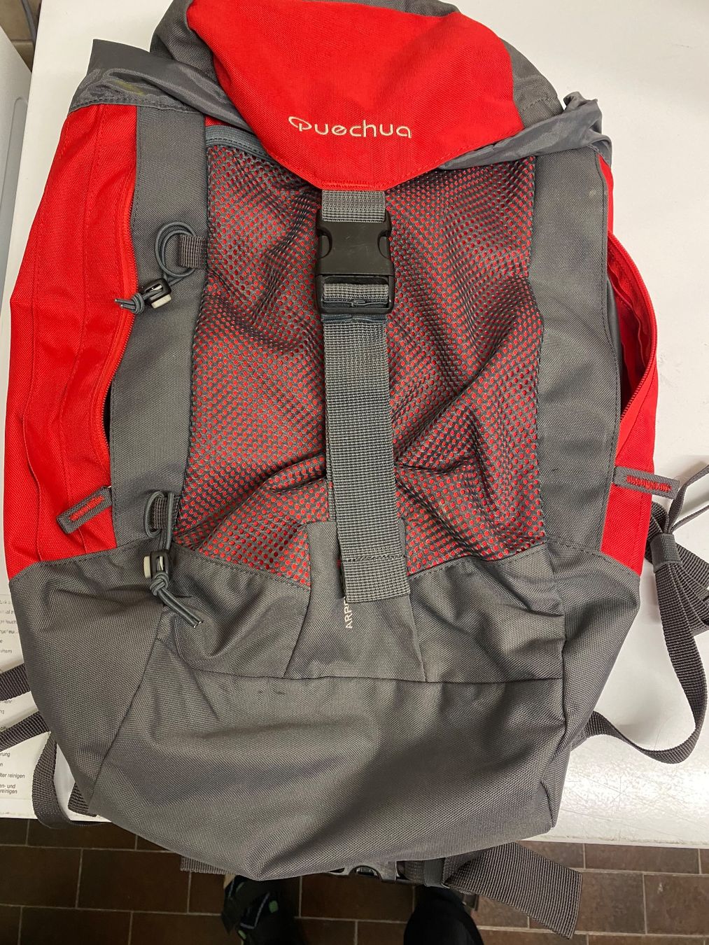 Decathlon Zaini: Quechua Red Hiking Backpack 30L – Usato da Zürich venduto da maferv_23