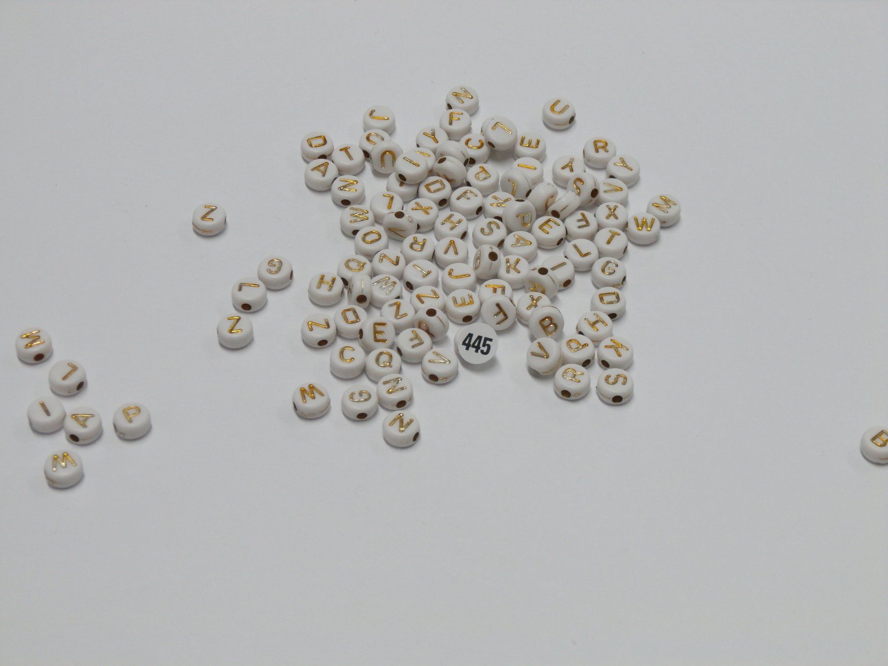 Perle (finte): 400 Acryl Perlen Buchstaben (445) – Nuovo e nell'imballaggio originale da Blatten b. Naters venduto da Hobschelti
