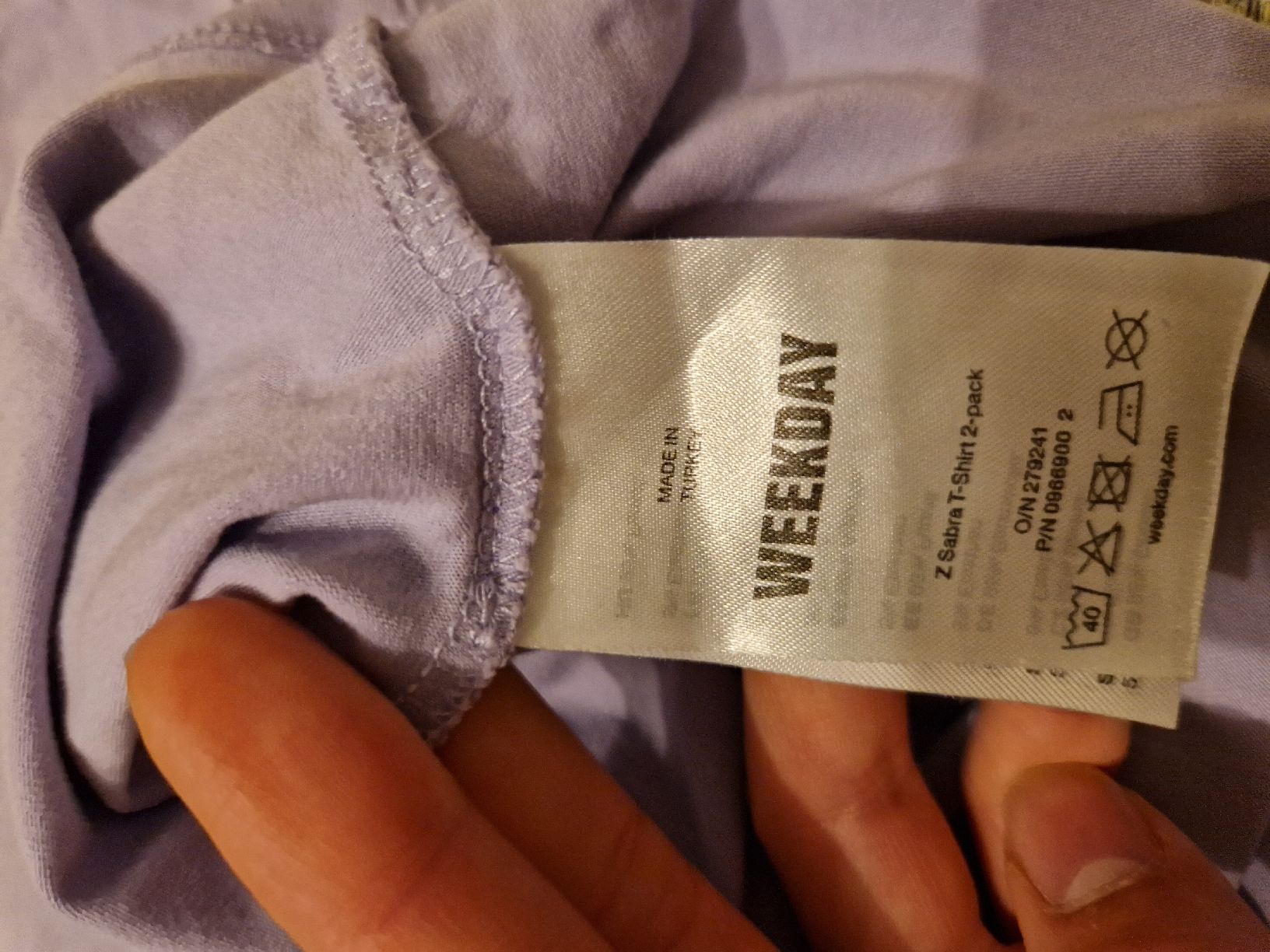 Weekday T-shirt: Violet T-Shirt - size L – Usato da Allschwil venduto da IreneTu 2
