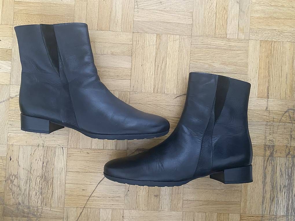 Scarpe da donna: Schwarze Leder-Stiefelletten – Usato da Laufen venduto da Looc_ 3