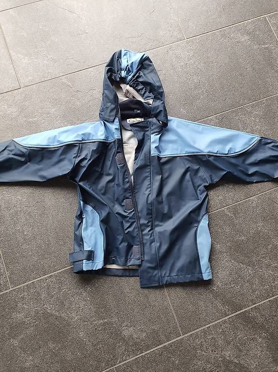 Jacken & Mäntel: Regenjacke, Grösse 104 – Gebraucht aus Waltenschwil von ginola_23
