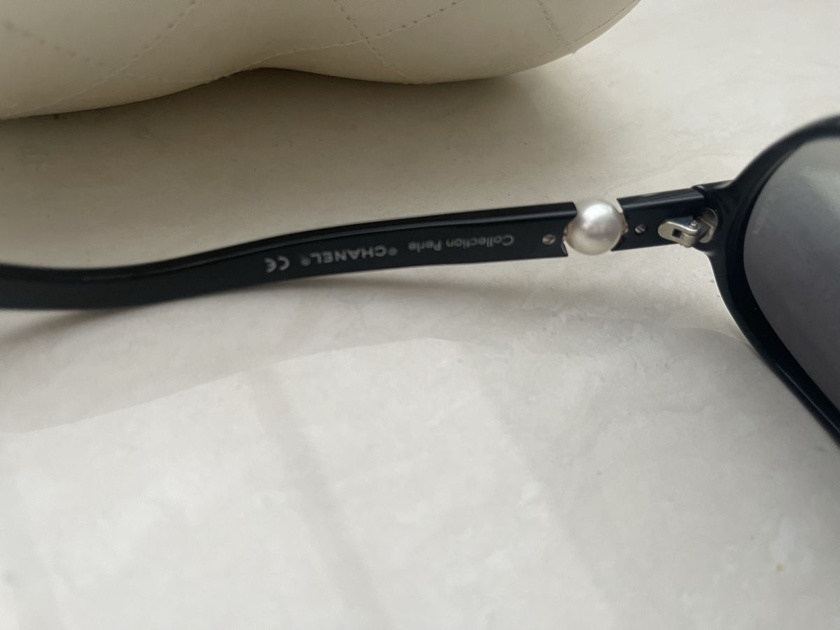 Chanel Occhiali & Lenti: Chanel Sonnenbrille, Schwarz mit Perlen – Usato da Weisslingen venduto da Spiegelbild0 2