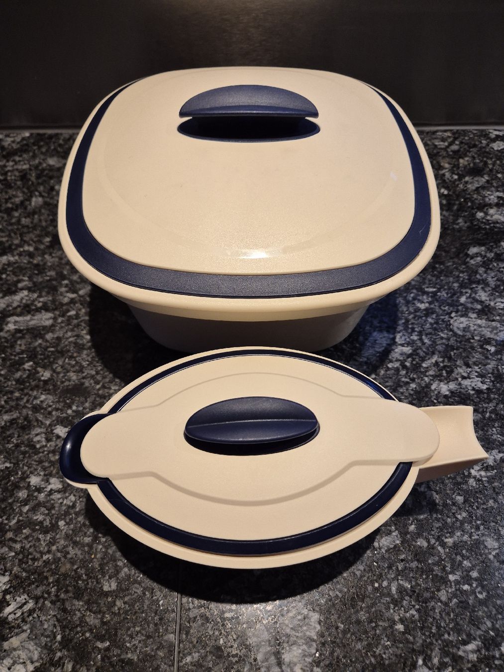 Tupperware Behälter & Ähnliches: Tupperware Servierschüssel-Set, blau/beige – Gebraucht aus Oberbuchsiten von Wilandra