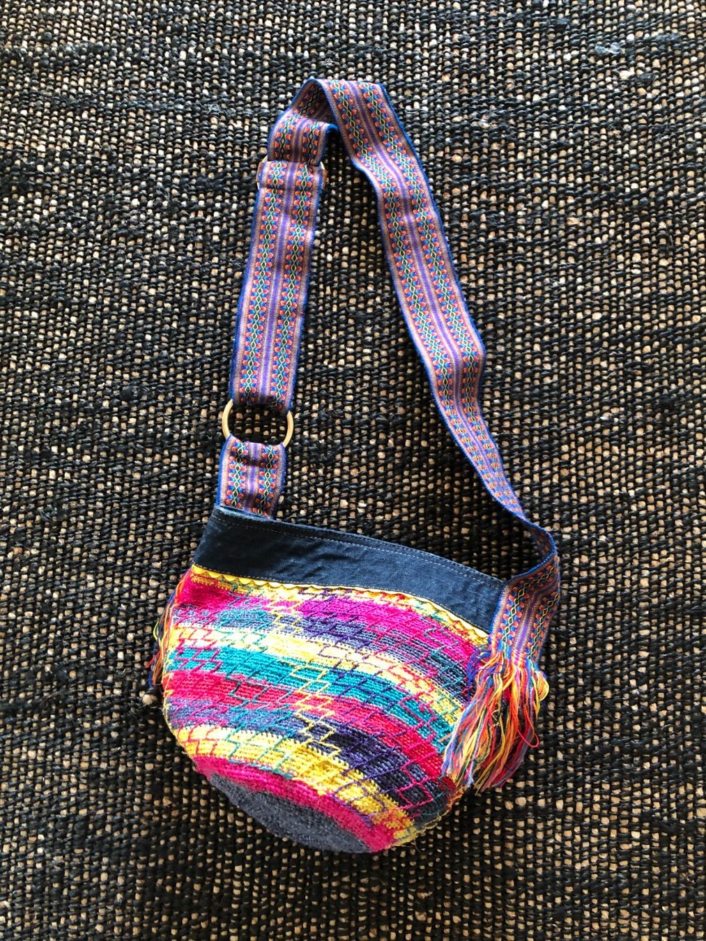 Taschen: Schultertasche Ethno-Style: Handarbeit – Neu (gemäss Beschreibung) aus Zürich von Lionsands