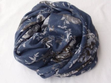 SCHAL BLAU MIT BLUMEN