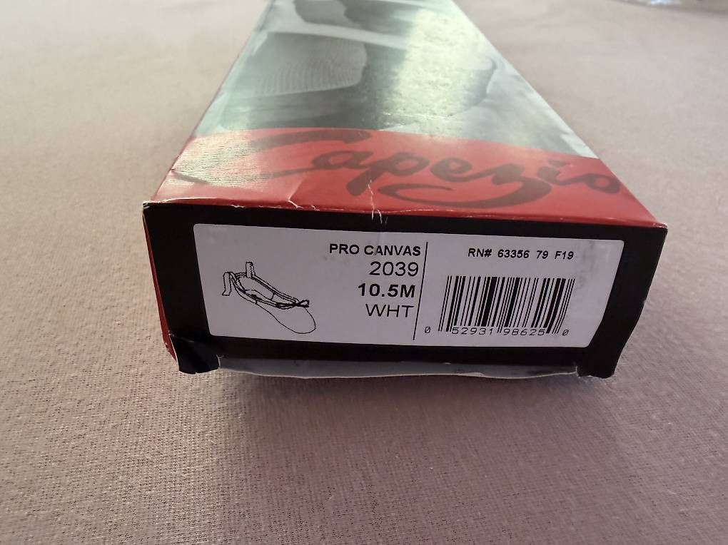 Scarpe da uomo: Chaussons de danse blancs Capezio 2039 taille 10.5M – Nuovo e nell'imballaggio originale da Colombier NE venduto da Nikkon