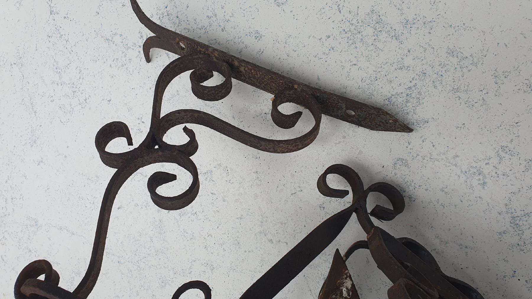 Supporti a parete: Altes rustikale Eisen Schild (Korb), Blumenständer – Usato da Burgdorf venduto da mentalshopCH 2