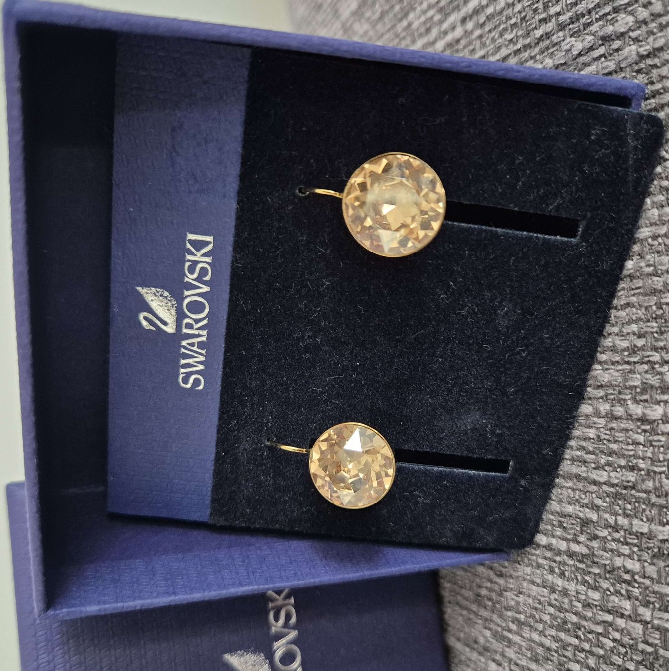 Swarovski Ohrringe & -stecker: Swarovski Ohrringe goldfarben – Gebraucht aus Wetzikon ZH von mar_8jrl