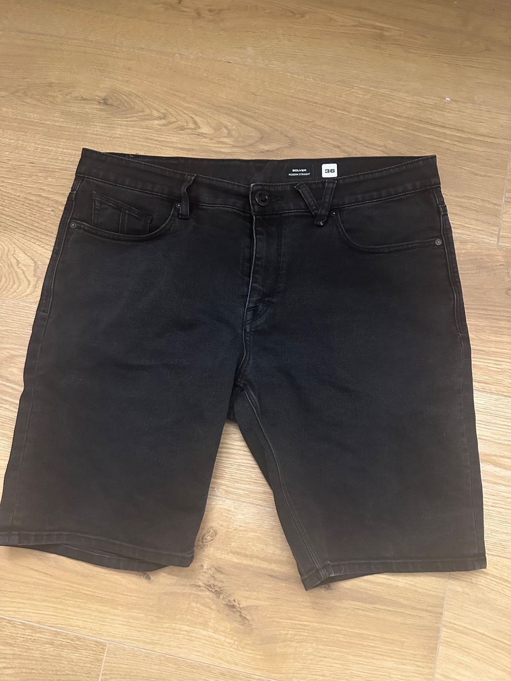 Volcom Jeans: Shorts en jean noir Volcom – D'occasion à Renens VD par Dav_Ren