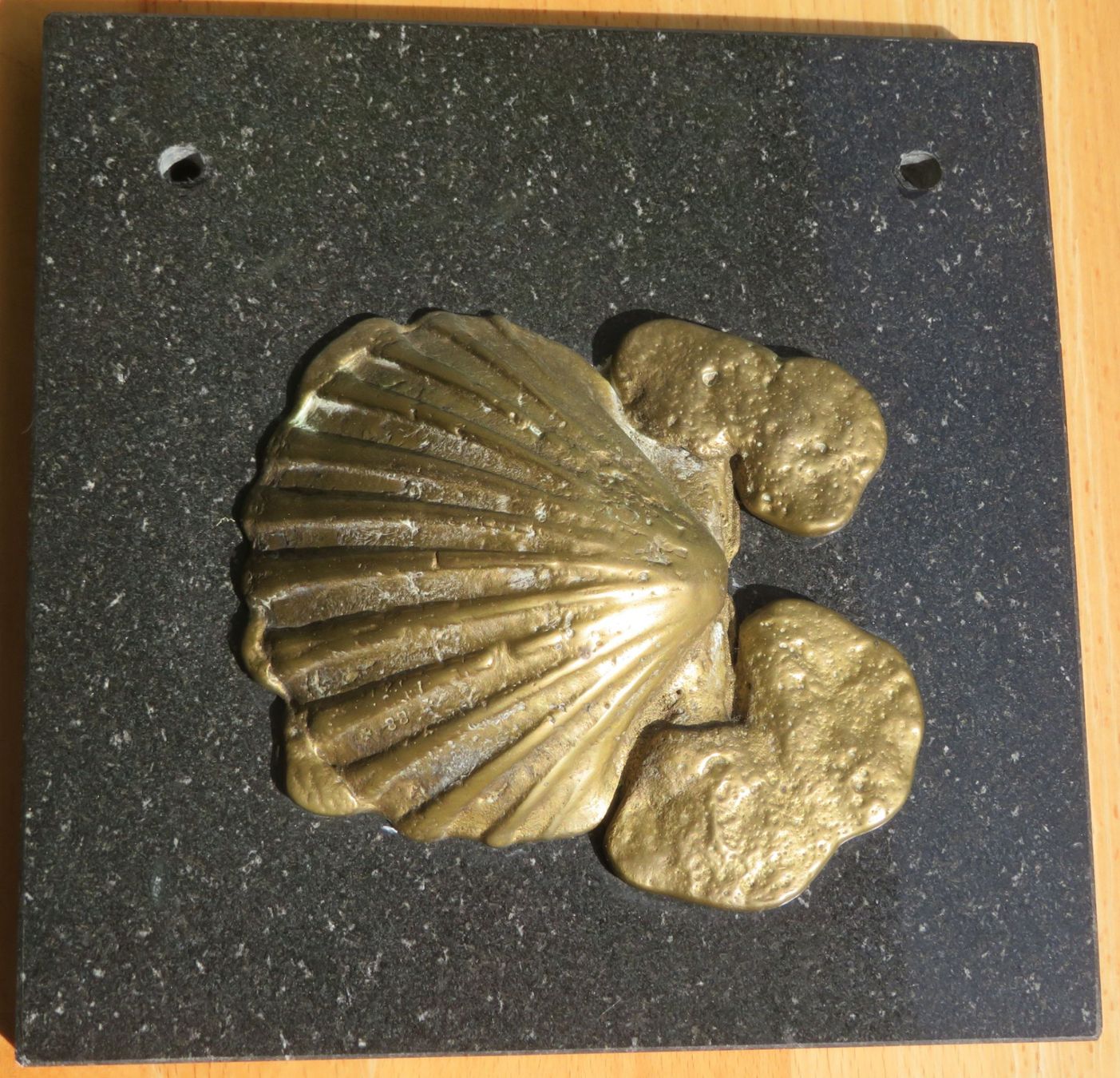 Skulpturen & Statuen: 2 Wandskulpturen Messing auf Granitplatten, 1988 – Gebraucht aus Oberriet SG von ganesh435 1