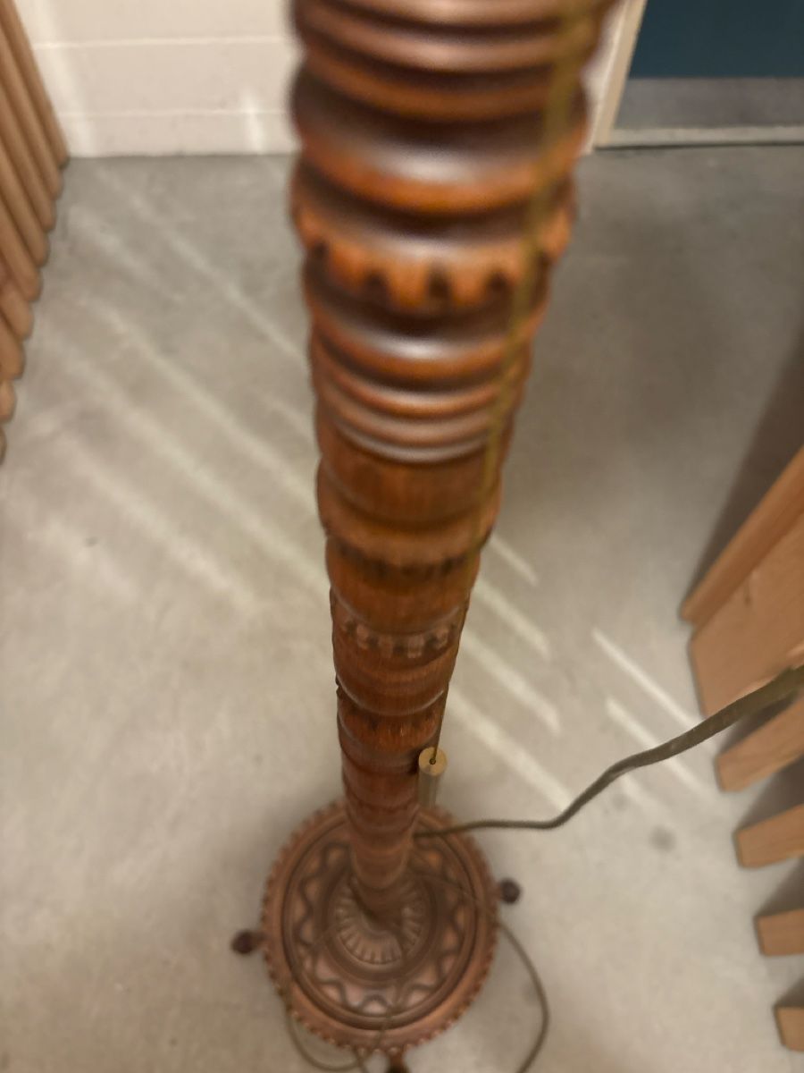Lampade: Stehlampe Holz gedrechselt  – Difettoso da Zürich venduto da Fuxion 3