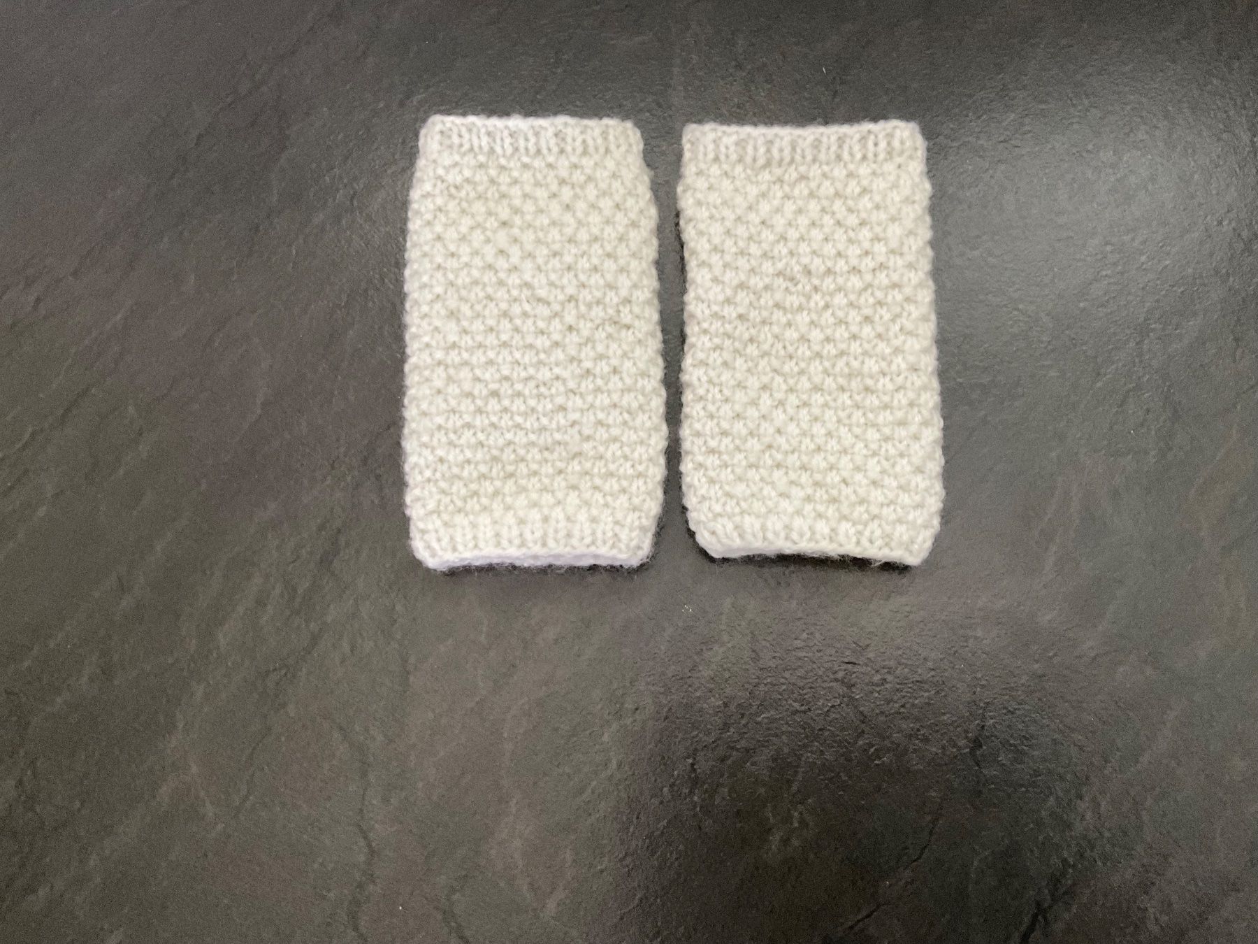Guanti & manicotti: Handgestrickte Pulswärmer- Amedisli Weiss – Nuovo (secondo la descrizione) da Wetzikon ZH venduto da FeeF