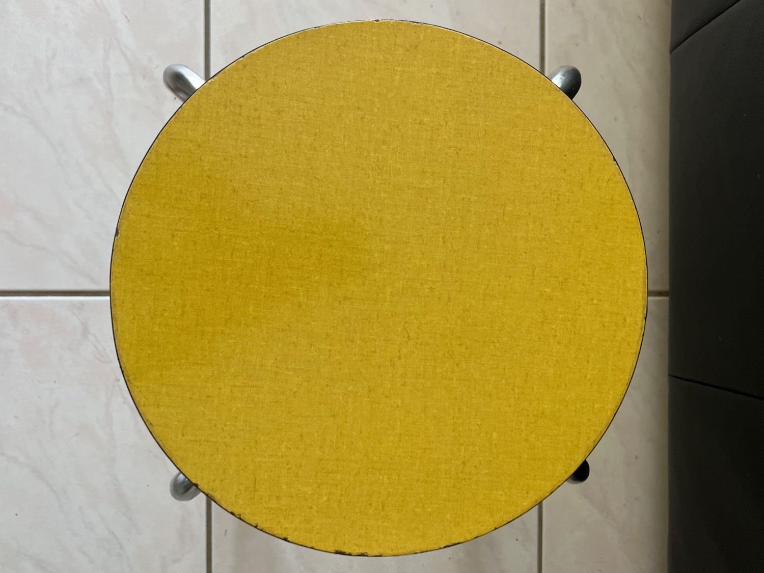 Hocker: Vintage Hocker, Chromgestell, gelbe Sitzfläche – Gebraucht aus Hunzenschwil von Madachica 3