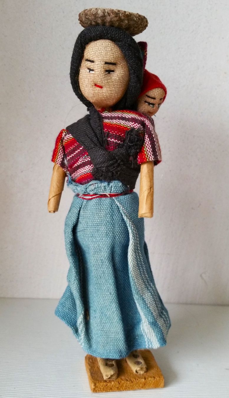 Bambole: BOLIVIEN 1982: HANDGEMACHTE PUPPE / Figur Mutter mit Kind – Usato da Oberriet SG venduto da ganesh435