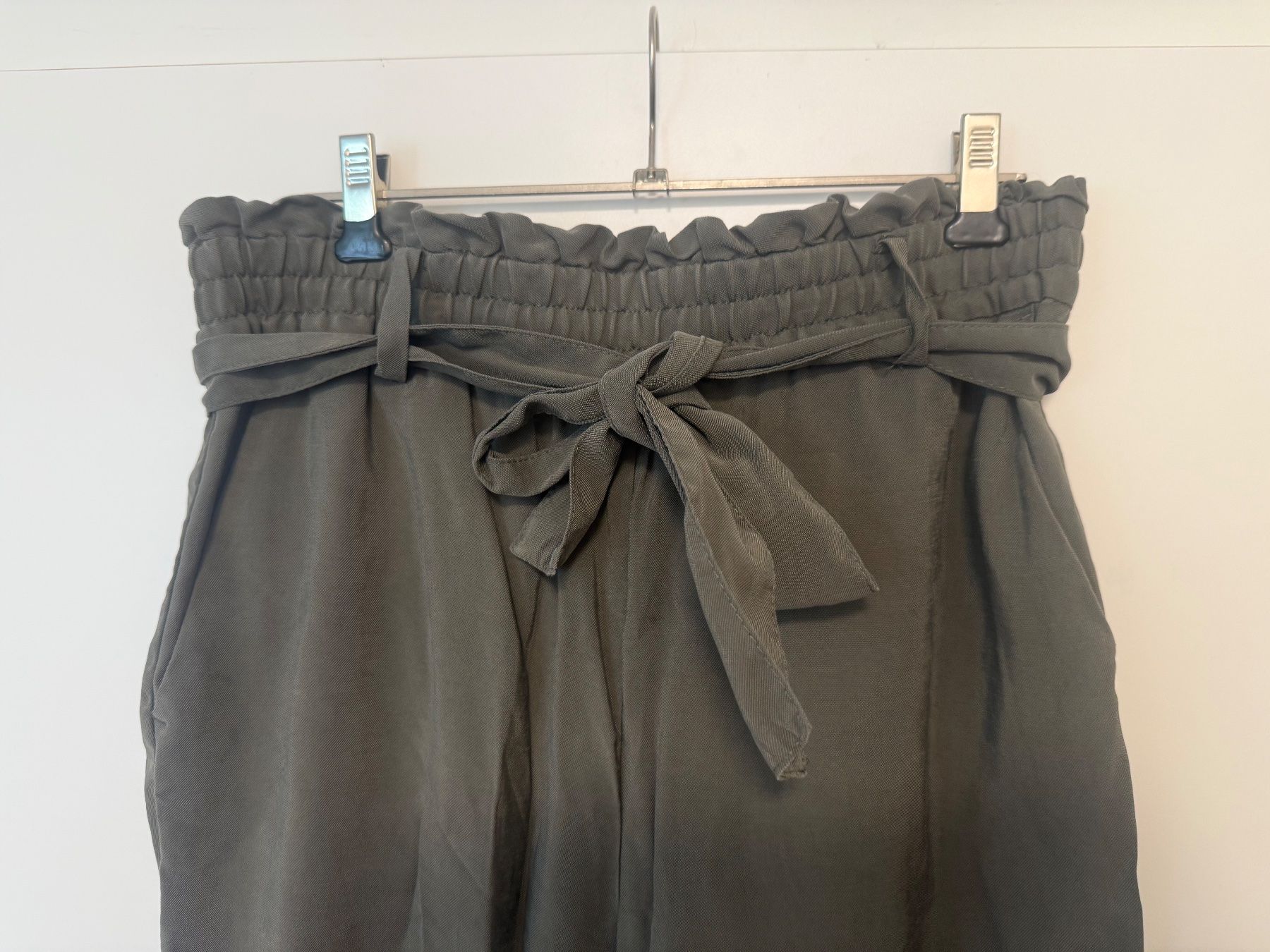 Zara Pantalons: Zara - Paperbag Hose - khaki - M – D'occasion à Zug par tami12 1