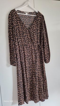 Hübsches Leo-Wickelkleid zu verkaufen