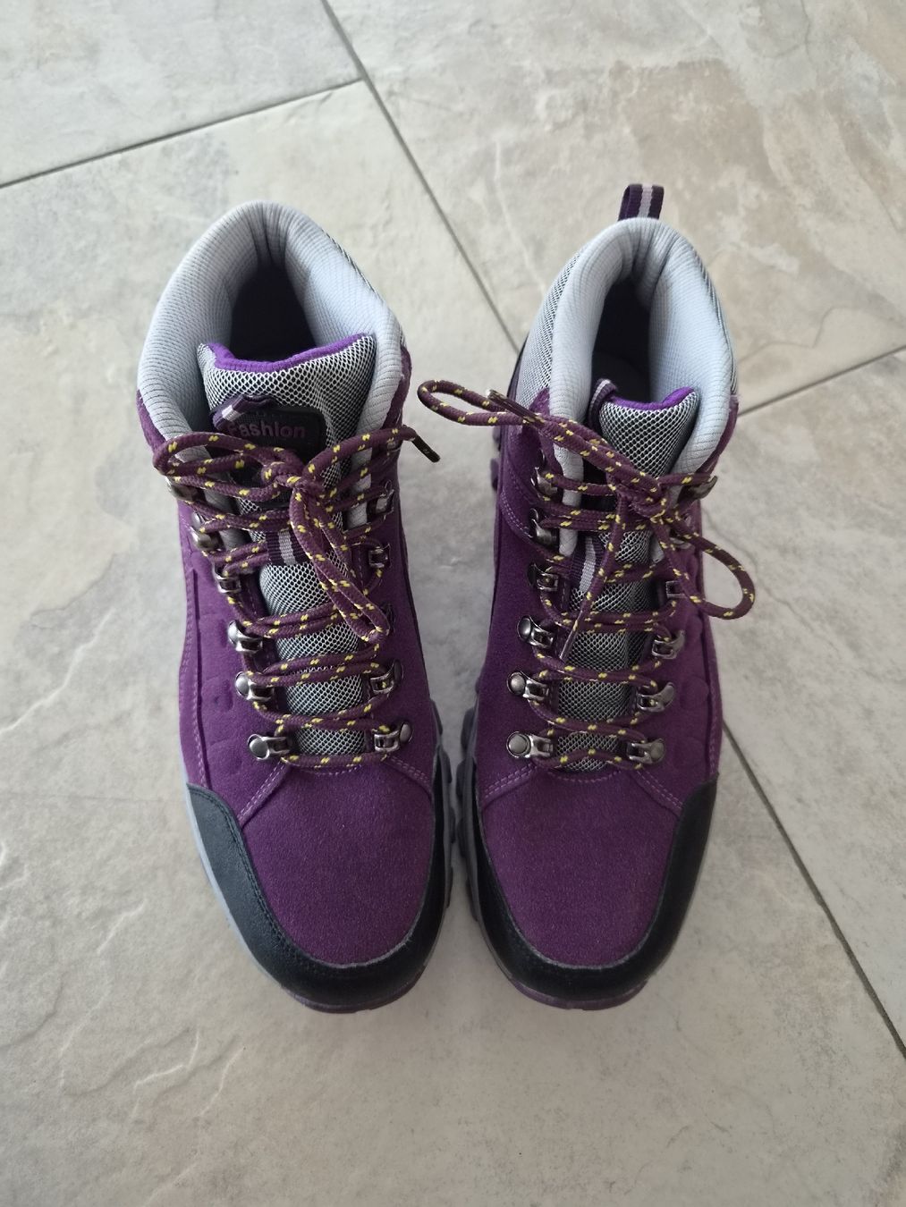 Scarpe da uomo: Wanderschuhe lila, Grösse 43, neuwertig – Usato da Niederrohrdorf venduto da Miripfiri 1